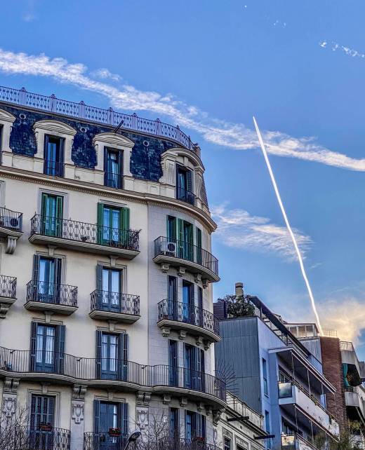 chemtrails-in-barcelona-sky-2024-12-03-10-37-51-utc